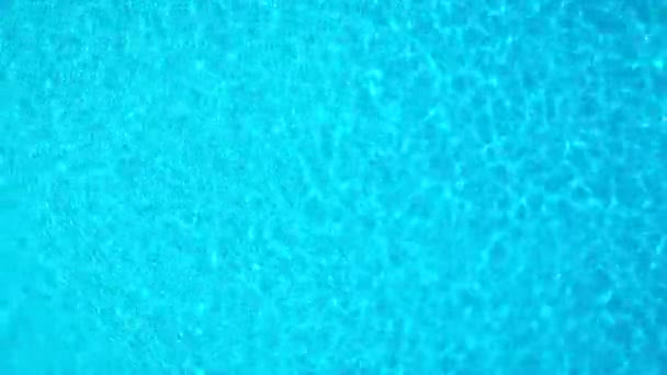 Γαλάζιο νερό στην πισίνα με φωτεινές αντανακλάσεις. Εναέρια πλάνα — Αρχείο Βίντεο