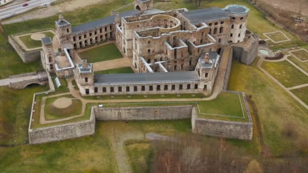Vista aérea das belas ruínas históricas do Castelo de Krzyztopor, Polônia — Vídeo de Stock