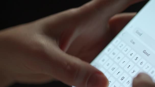 Kobiece ręce wpisując tekst na smartfonie zbliżenie — Wideo stockowe