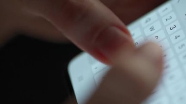 Akıllı telefondan yazı yazan kadın elleri yakın plan.
