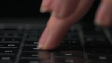 Bir web tarayıcısında e-posta ve sörf yapmak için dizüstü veya bilgisayar klavyesinde çalışan kadınların makro yakın çekim görüntüleri.