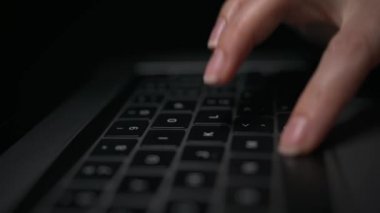 Bir web tarayıcısında e-posta ve sörf yapmak için dizüstü veya bilgisayar klavyesinde çalışan kadınların makro yakın çekim görüntüleri.