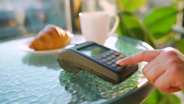 Pagamento con carta di credito NFC. Donna che paga con carta di credito contactless con tecnologia NFC per pagare ordine sul terminale bancario in un caffè. Transazione di denaro senza fili. Pagamento senza fili — Video Stock