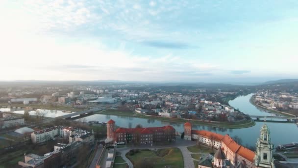 Vista aérea del horizonte de Cracovia, Polonia, el castillo de Wawel y el río Vístula — Vídeo de stock