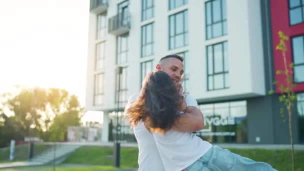 Father circling his daughter in his arms. — Stockvideo