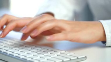 E- posta göndermek ve web tarayıcısında sörf yapmak için bilgisayar klavyesinde çalışan kadın eller