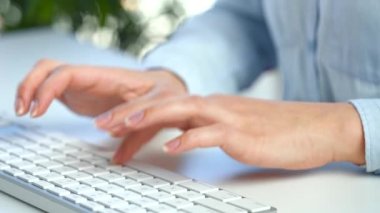 E- posta göndermek ve web tarayıcısında sörf yapmak için bilgisayar klavyesinde çalışan kadın eller