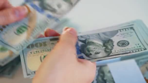 Amerikan dolarlarını sayan ya da nakit ödeyen eller. Yatırım, başarı, finansal beklentiler veya kariyer ilerlemesi kavramı — Stok video