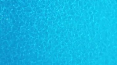 Yüzme havuzunda hafif yansımalı mavi su. Hava görüntüleri