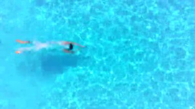 Bir adam dalışlar havuza ve altında yüzüyor gibi en baştan görüntülemek su