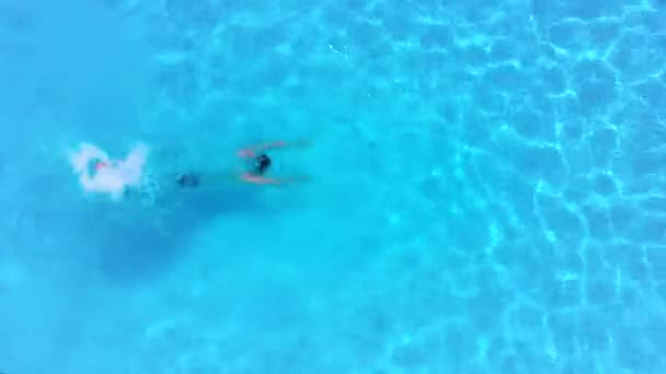 男はプールに飛び込むし、下で泳ぐ、頂上からの眺め、水 — ストック動画