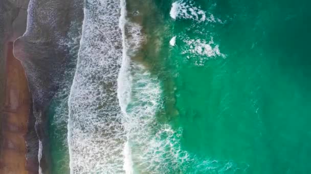 Widok z lotu ptaka na wybrzeże Morza Śródziemnego, fale docierają do opuszczonej piaszczystej plaży. Piękne miejsce wypoczynku i turystyki na Krecie, Grecja. — Wideo stockowe