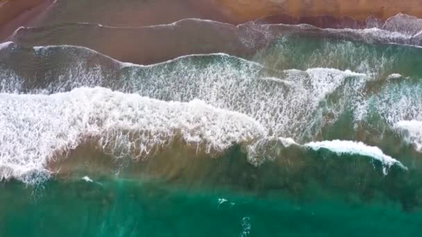 Vista aérea de la costa mediterránea, las olas llegan a la playa de arena desierta. Hermosas vacaciones y destino turístico en Creta, Grecia. — Vídeos de Stock