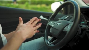 Otomatik otoparkta otopark için otomatik pilot kullanan bir adam yenilikçi bir şekilde araba kullanıyor.