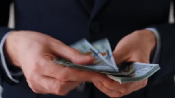 Bărbat îmbrăcat oficial numărând bancnotele de dolari americani. Conceptul de investiții, succes, perspective financiare sau avansare în carieră — Videoclip de stoc