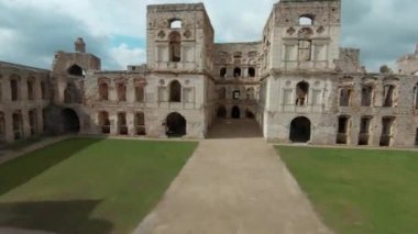 Polonya 'nın Krzyztopor Kalesi' nin güzel tarihi kalıntıları arasında uçmak. FPV Drone 'da çekiliyor