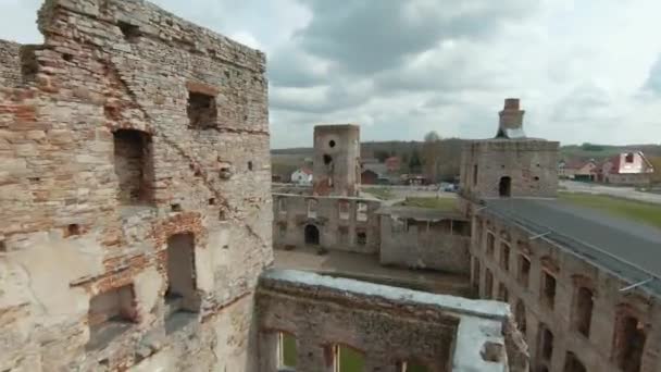 Polonya 'nın Krzyztopor Kalesi' nin güzel tarihi kalıntıları etrafında uçuş. FPV Drone 'da çekiliyor — Stok video