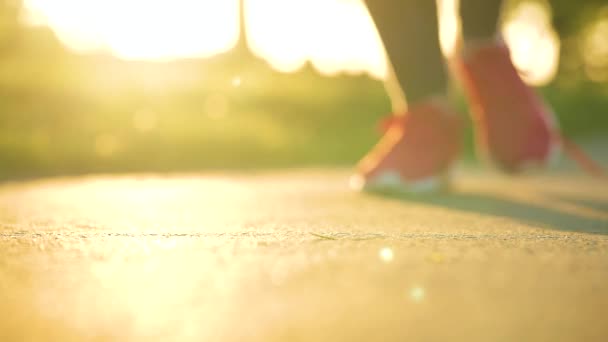Gün batımında koşarken ya da yürürken ayakkabı bağı bağlayan bir kadın. — Stok video