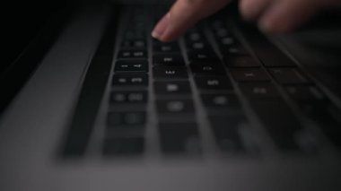 Bir web tarayıcısında e-posta ve sörf yapmak için dizüstü veya bilgisayar klavyesinde çalışan kadınların makro yakın çekim görüntüleri.