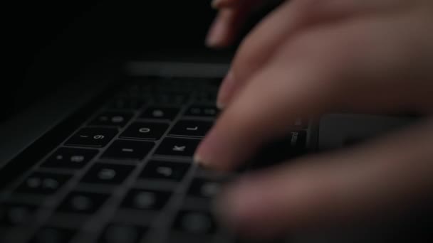 Macro primer plano de las manos femeninas ocupadas trabajando en el ordenador portátil o teclado de la computadora para enviar correos electrónicos y navegar en un navegador web. — Vídeo de stock