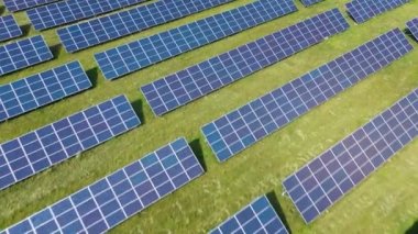 Güneşli yaz gününde güneş panellerinin üzerinden uçmak. Ekolojik yenilik.