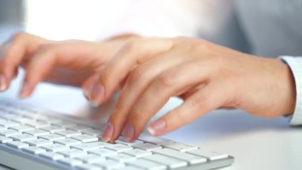 E- posta göndermek ve web tarayıcısında sörf yapmak için bilgisayar klavyesinde çalışan kadın eller — Stok video
