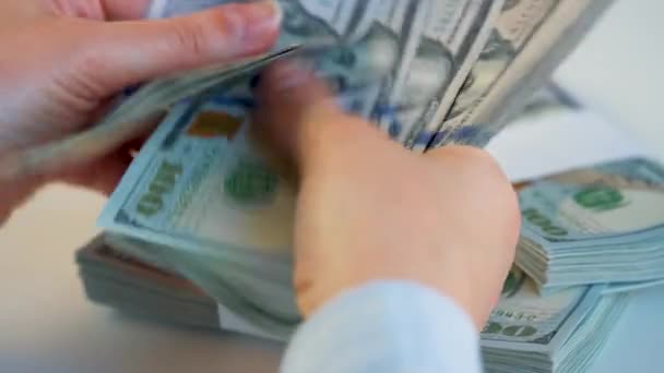 Mani che contano le banconote in Dollaro o che pagano in contanti. Concetto di investimento, successo, prospettive finanziarie o avanzamento di carriera — Video Stock