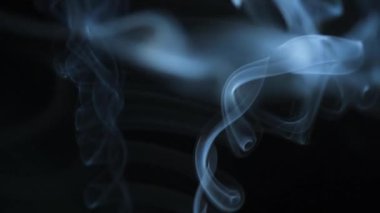 Soyut duman siyah arka planda güzel girdaplarda yükselir. Süzülen duman. Yavaş çekim