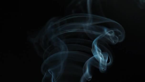 Abstraktní Kouř Stoupá Krásných Vírech Černém Pozadí Plovoucí Kouř — Stock video