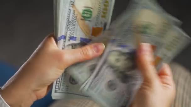 Mãos Femininas Contando Contas Dólares Americanos Pagando Dinheiro Conceito Investimento — Vídeo de Stock