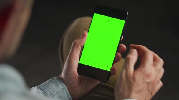 Человек Использующий Смартфон Зеленым Макетом Экрана Вертикальном Режиме Человек Просматривает — стоковое видео