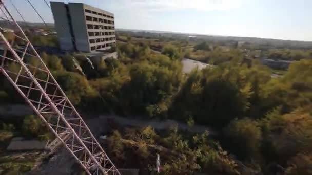 Drone Fpv Voa Rápido Manobrável Entre Edifícios Industriais Abandonados Torno — Vídeo de Stock