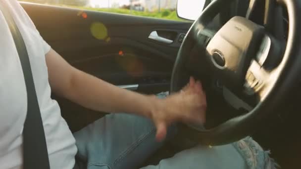 Facet Jeździ Samochodem Bliska Widok Boku Promienie Zachodzącego Słońca Świecą — Wideo stockowe