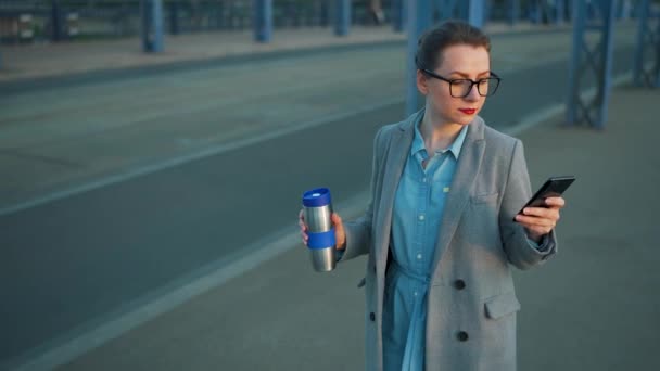 Donna Affari Caucasica Cappotto Passeggiando Città Mattina Presto Bevendo Caffè — Video Stock