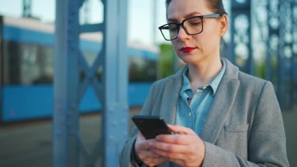 Kaukaska Bizneswoman Płaszczu Chodząca Mieście Wczesnym Rankiem Używająca Smartfona Komunikacja — Wideo stockowe