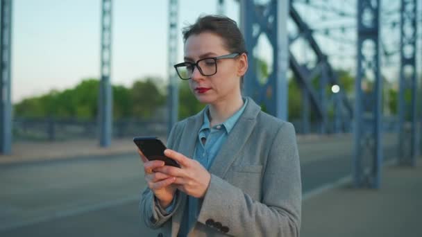 Kaukaska Bizneswoman Płaszczu Chodząca Mieście Wczesnym Rankiem Używająca Smartfona Komunikacja — Wideo stockowe