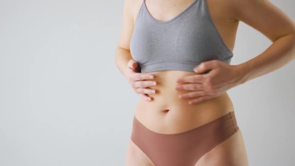 Kvinnan Kontrollerar Tillståndet Och Elasticiteten Huden Kroppen Skönhet Och Hälsovård — Stockvideo