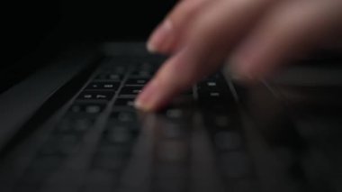 E- posta göndermek ve internette sörf yapmak için bilgisayar klavyesinde ya da dizüstü bilgisayarda çalışan kadınların makro yakın çekim görüntüleri