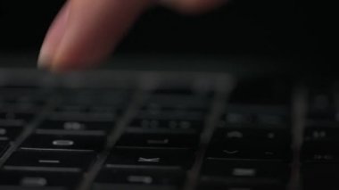 E- posta göndermek ve internette sörf yapmak için bilgisayar klavyesinde ya da dizüstü bilgisayarda çalışan kadınların makro yakın çekim görüntüleri