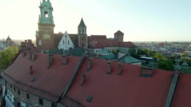 Sabahın erken saatlerinde Wawel Kraliyet Kalesi ve Katedrali 'nin hava manzarası. Arka planda şehrin panoraması görülebilir. Krakow, Polonya. FPV insansız hava aracı ile çekildi