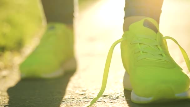 Mujer Atando Cordones Zapatos Mientras Trota Camina Atardecer Cerca Movimiento — Vídeos de Stock