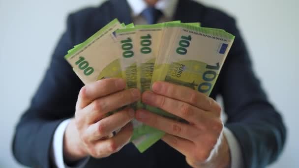 Formalnie Ubrany Człowiek Liczący Banknoty Euro Zbliżenie Koncepcja Inwestycji Sukcesu — Wideo stockowe