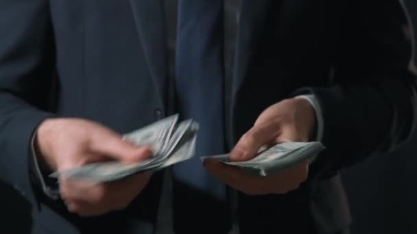 Homem Vestido Formalmente Contando Notas Dólar Americano Close Conceito Investimento — Vídeo de Stock