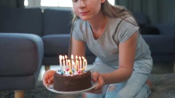 Женщина Зажигает Свечи Торте Празднует День Рождения Дома Одна — стоковое видео