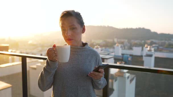 Femme Commence Journée Avec Une Tasse Thé Café Vérifier Les — Video