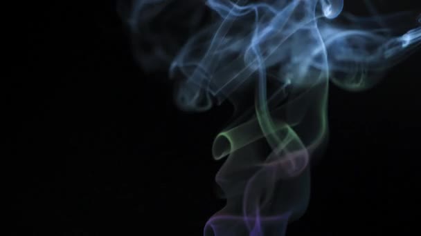 Fumée Colorée Abstraite Élève Dans Beaux Tourbillons Sur Fond Noir — Video