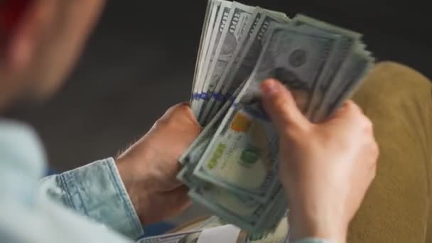 男性の手は米ドル紙幣を数えるか 現金で支払う 財務見通し またはキャリアアップの概念 極端なクローズアップ — ストック動画