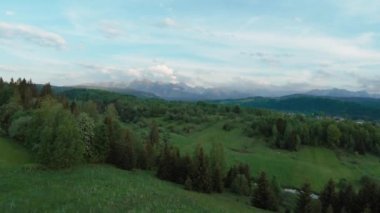 Arka planında kayalık tepeler olan bir yaz manzarası. Yüksek Tatras, Polonya