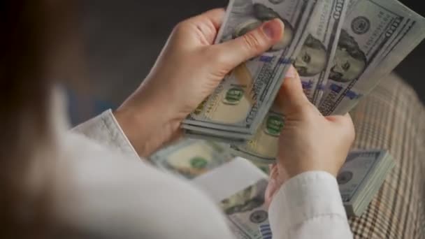 Mulher Contando Contas Dólares Americanos Pagando Dinheiro Conceito Investimento Sucesso — Vídeo de Stock