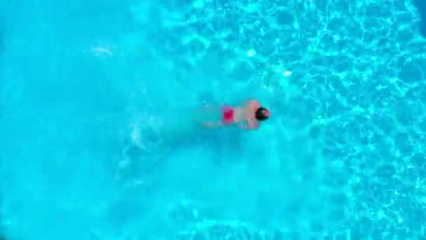 Bir Adam Havuza Dalıp Yüzerken Yukarıdan Aşağıya Doğru Bak — Stok video